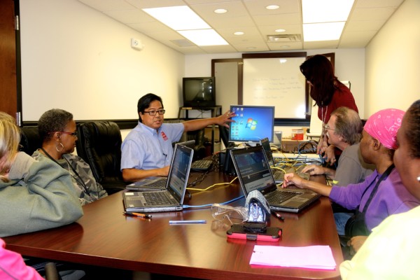 The Depot staff showing the basic features of the computers to new recipients