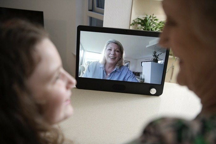 Family looking at monitor on Komp